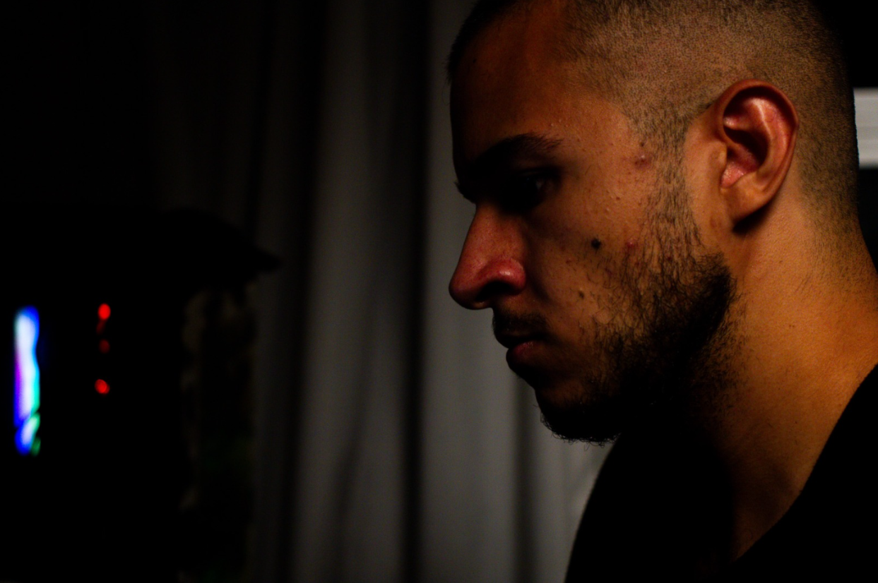Retrato de perfil em clima cinematográfico